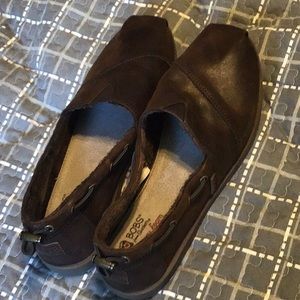 Tom’s leather shoes